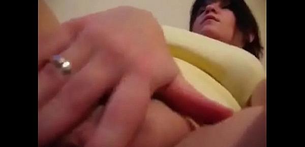 hausfrau rubbelt sich die muschi vor der webcam